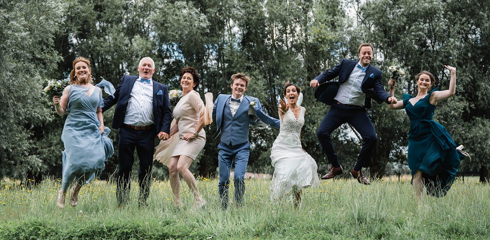 Lees meer over het artikel Huwelijks fotograaf Aalst: favoriete poses voor familiefoto’s op je huwelijk